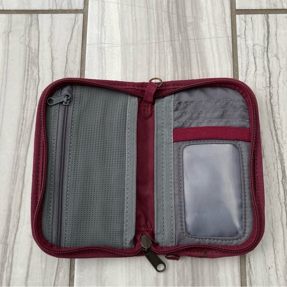 Eddie Bauer travel wallet. EUC like new - Picture 2 of 2
